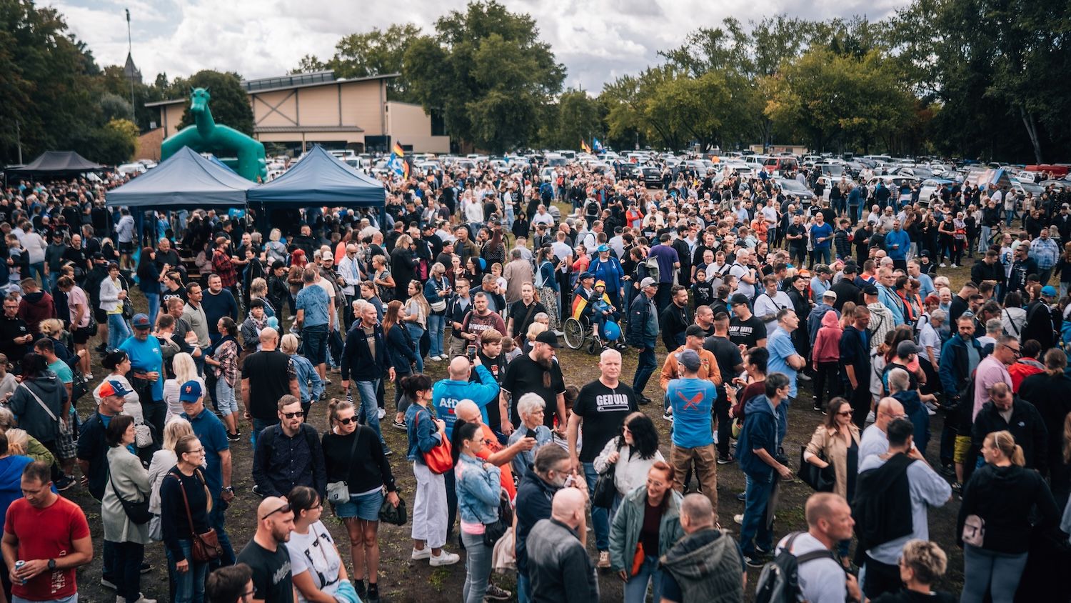 Viele Besucherinnen und Besucher auf einem Veranstaltungsgelände in Sachsen-Anhalt