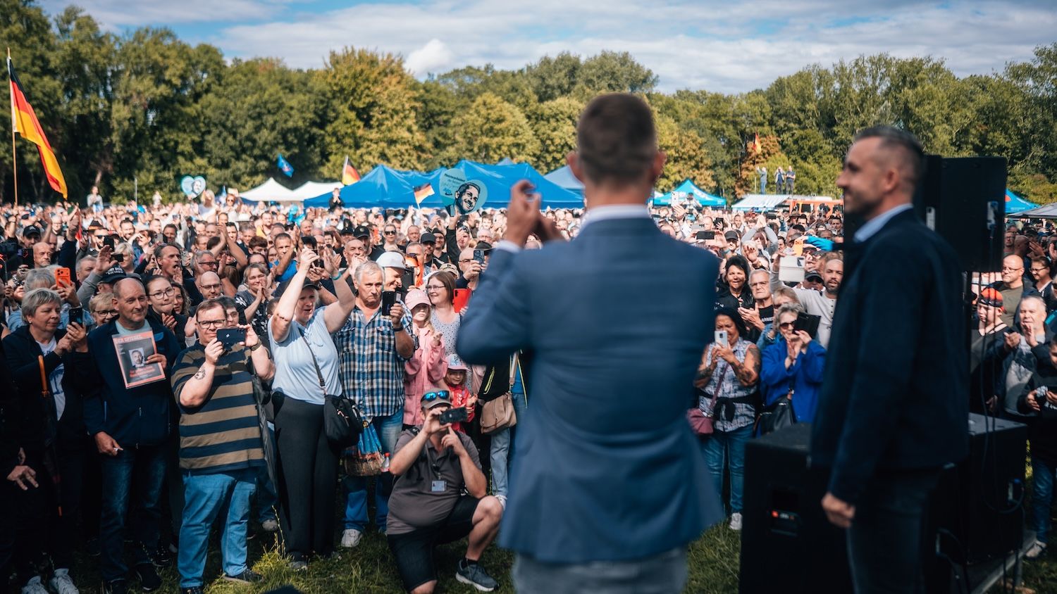 Ulrich Siegmund und ein weiterer Redner vor vielen Besucherinnen und Besuchern bei einer Veranstaltung im Freien