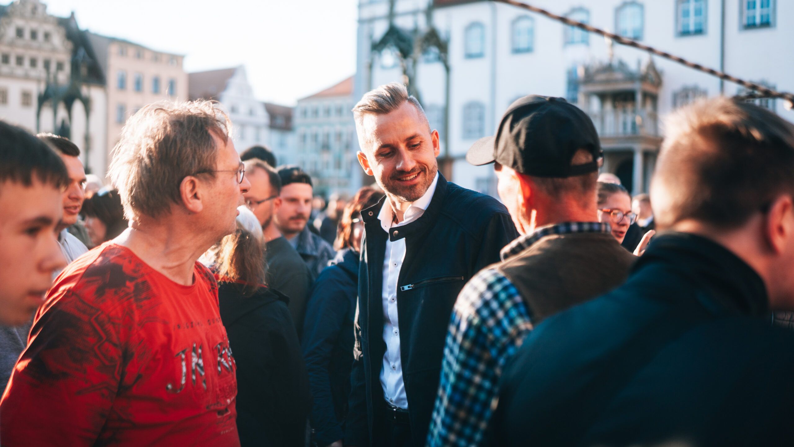 Ulrich Siegmund im Gespräch mit Bürgerinnen und Bürgern auf einem Platz
