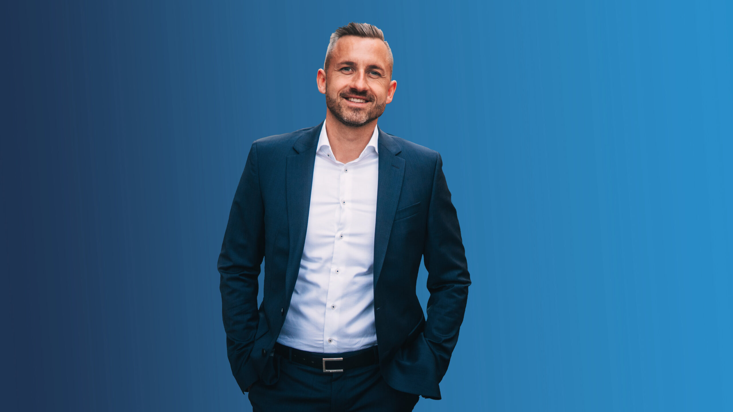 Offizielles Presseporträt von Ulrich Siegmund vor blauem Hintergrund