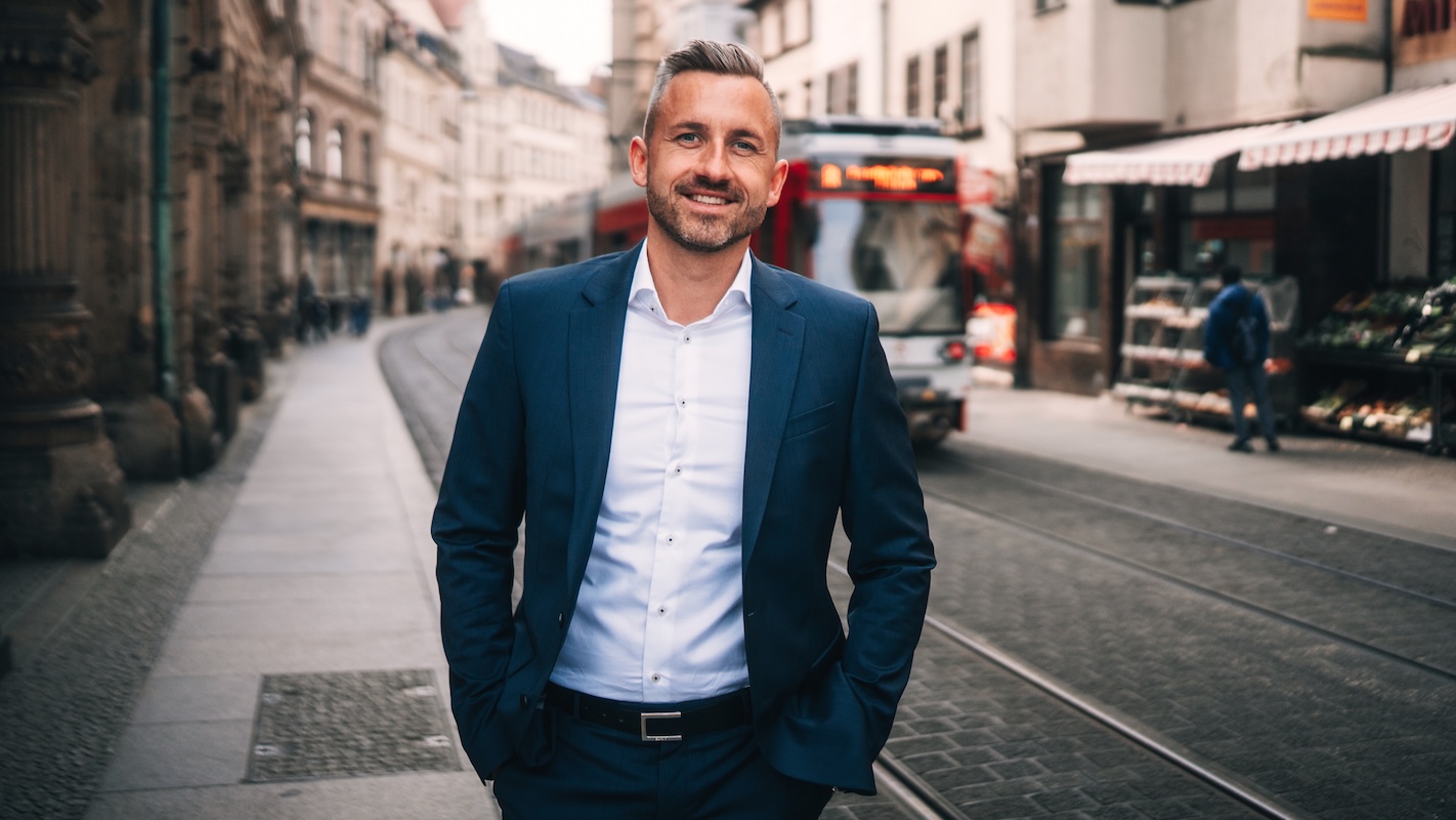 Offizielle Presseaufnahme von Ulrich Siegmund in einer Innenstadt